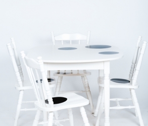 Table de style colonial  blanche avec rallonge + 4 chaises 1970