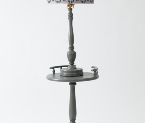 Lampe torchère grise de style colonial 1970