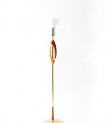 Lampe torchère en bois et laiton 1960